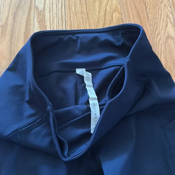 Lululemon sz 6 Speed Up Crop 21" True Navy great pre owned condition - Picture 4 of 7